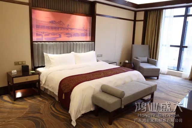 恰當的酒店家具元素，讓房間散發古雅而清新的魅力。